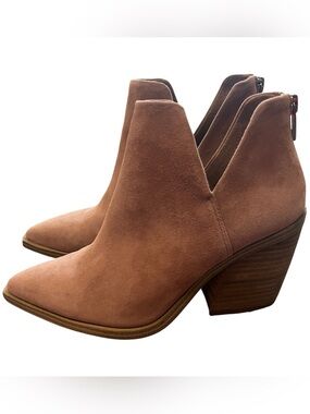 Vince Camuto Gigietta booties in tortilla suede
Size 8